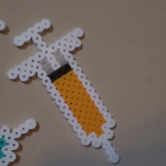 Set of 3 pearler bead test tube wall decoration - Picture 4 of 4